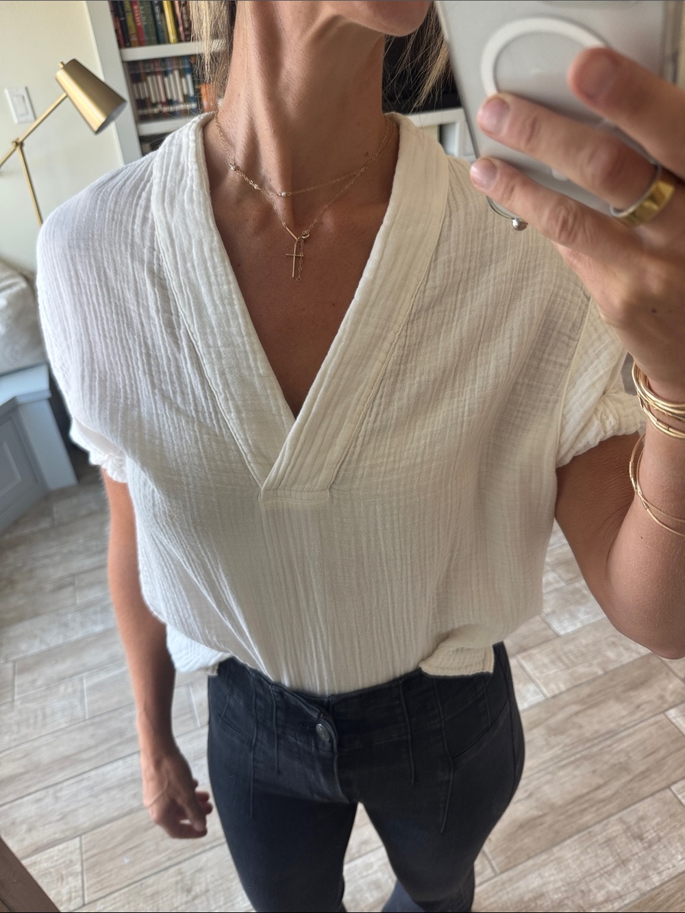 XiRENA White Textured V-Neck Gauze Top